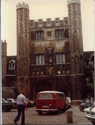 Trinity College トリニティ・コレッジの正門前