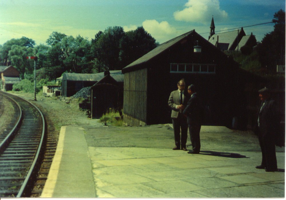 Porthmadog Station にて（ラッセルの秘書の Christopher Farleyと牧野力教授)